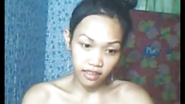 uma mulher de cabelo preto e quente atormentada por um tipo de xvídeos pornô com legenda ébano.