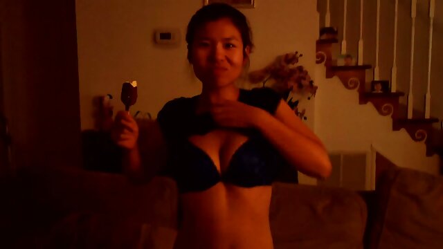 Morena pega num pénis carnudo na bochecha e dá ao tipo video porno hentai legendado uma vagina Rapada para inserir