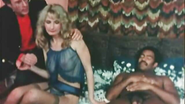 A Virgem alemã fode uma porno com legenda portugues prostituta de silicone para se embebedar nas Mamas.
