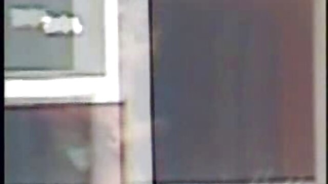 a adolescente sensual brinca com o seu rabo e tem clímax. porno legendado online