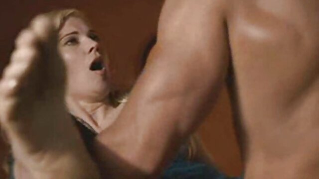 O video erotico legendado Chick faz Duplo Broche antes da Dupla penetração.