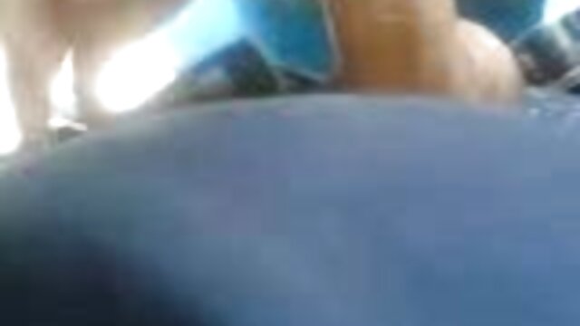 A Cece Capella usa uma rede de meias a piscar video porno hentai legendado do rabo espremido.